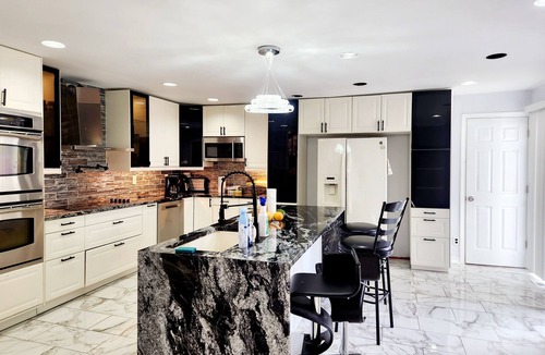 Bay Shore House | Spacious 5-bedroom house in delightful Bay Shore with AC