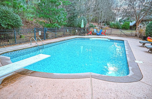 McDonough House | Spacious 5-bedroom house in McDonough with a pool 35 minutes from Atlanta.