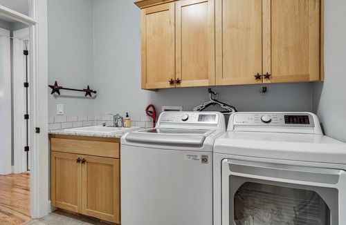 Silverton House | Spacious 5-bedroom house in charming Silverton, Family Friendly