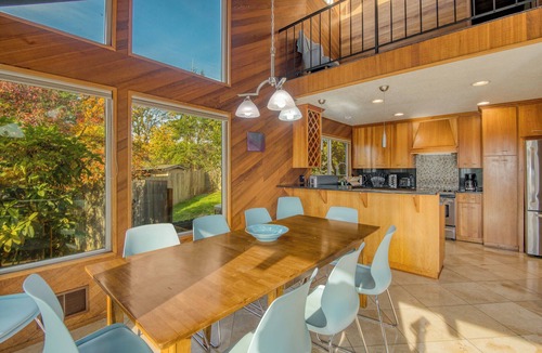 Old Evergreen Highway House | Spacious 5-bedroom house in Vancouver with nice decks and beautiful view