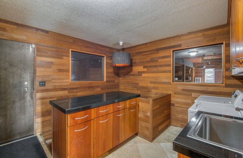 Old Evergreen Highway House | Spacious 5-bedroom house in Vancouver with nice decks and beautiful view