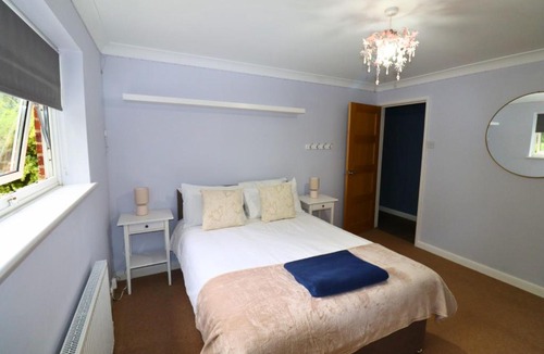 Runnymede House | Spacious 5-Bedroom Home with Large Garden in Egham