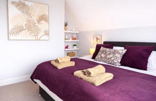 Woodthorpe House | Spacious 5 Bedroom House, Sleeps 10, with Games Room, Gated Parking and Large Garden
