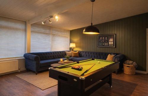Woodthorpe House | Spacious 5 Bedroom House, Sleeps 10, with Games Room, Gated Parking and Large Garden