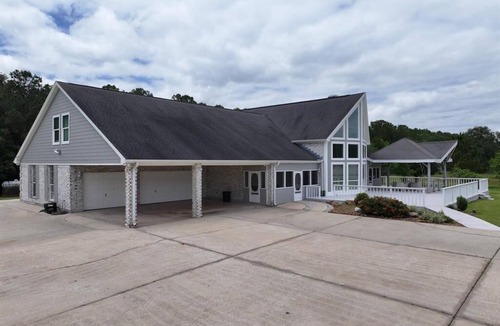 Beaumont House | Spacious 5-bedroom house with AC, outdoor area in charming Beaumont.