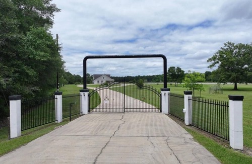 Beaumont House | Spacious 5-bedroom house with AC, outdoor area in charming Beaumont.