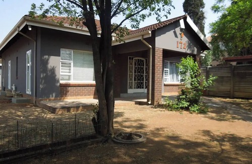 Edenvale House | Spacious 5-bedroom house with WiFi 15 min from the airpot.