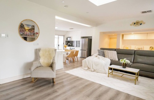 Miranda House | Spacious 5-bedroom house stay up to 12 in Miranda with AC, gym,sauna & spa pool.
