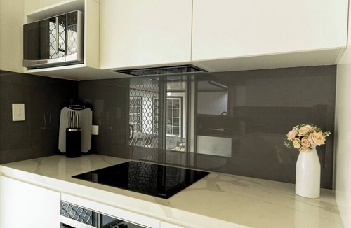 Miranda House | Spacious 5-bedroom house stay up to 12 in Miranda with AC, gym,sauna & spa pool.