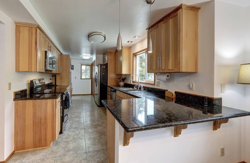 Kenmore House | Spacious 5-bedroom house in brilliant Kenmore with WiFi AC Exercises room