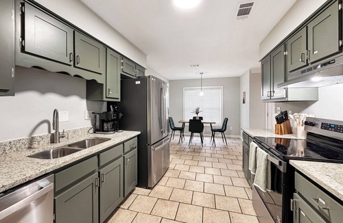 Cordova House | Spacious 5-bedroom house Cordova with large screened in porch and game room!