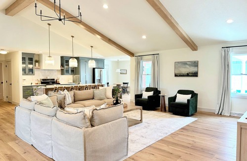 Winesburg House | Spacious 5-Bedroom House with Pool and Hot Tub for Families & Groups