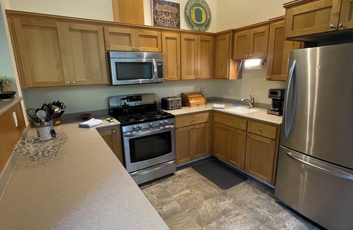 Eugene House | Spacious 5-bedroom house in Eugene, walking distance to campus, Hayward Field