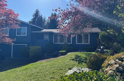 Western House | Spacious 5-bedroom house in beautiful Eugene, AC, hot tub, sauna, large backyard