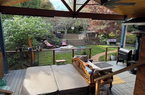 Western House | Spacious 5-bedroom house in beautiful Eugene, AC, hot tub, sauna, large backyard