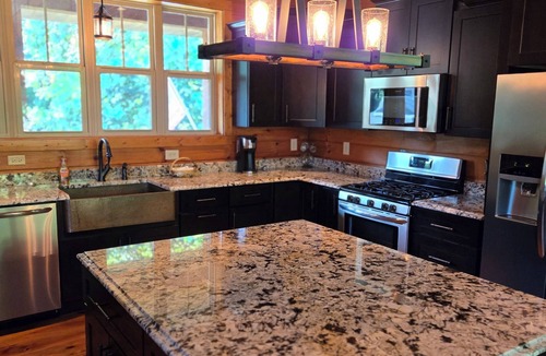 Lancaster House | Spacious 5-bedroom Lodge 5 minutes to Center Hill Lake,Sleeps 12, New, No Pets