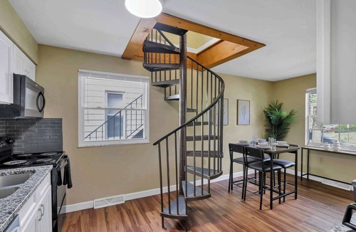 Old North Columbus Condo | Spacious 5-Bedroom Retreat in Central Columbus Perfect for Groups!