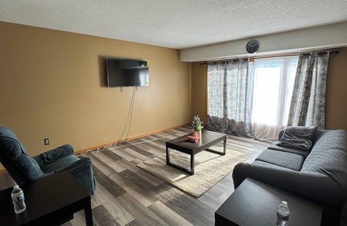 Shoreview House | Spacious 5-bedroom house in charming Circle Pines with WiFi, AC