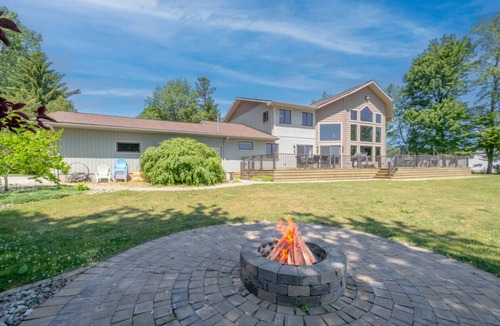 Harbor Beach House | Spacious 5-bedroom house in Harbor Beach - Guesthouse for Additional