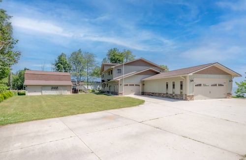 Harbor Beach House | Spacious 5-bedroom house in Harbor Beach - Guesthouse for Additional