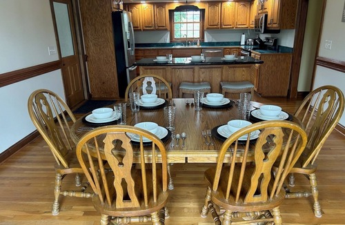Springfield House | Spacious 5-bedroom house w/lots of land, a pond and an orchard in Springfield!