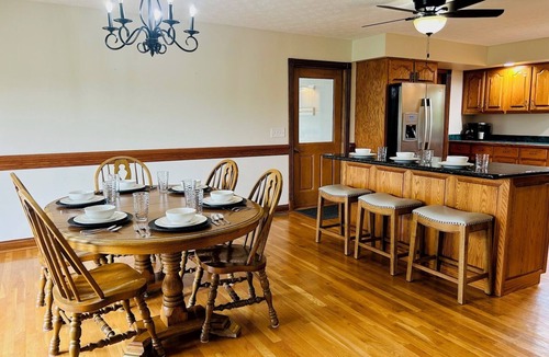 Springfield House | Spacious 5-bedroom house w/lots of land, a pond and an orchard in Springfield!