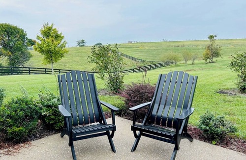 Springfield House | Spacious 5-bedroom house w/lots of land, a pond and an orchard in Springfield!
