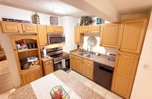 Griffin Heights House | Spacious 5 Bedroom Home, two blocks to FSU. Oversized parking for up to 8 cars