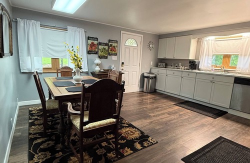Short Creek House | Spacious 5-bedroom house, close to West Liberty University and Bethany College.