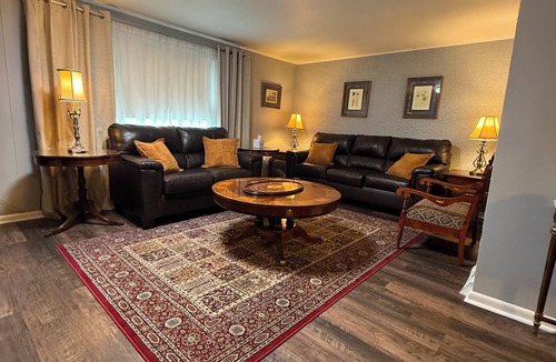 Short Creek House | Spacious 5-bedroom house, close to West Liberty University and Bethany College.