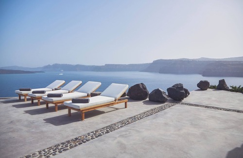 Akrotiri Villa | Spacious 5-bedroom villa in fabulous Santorini with WiFi, AC