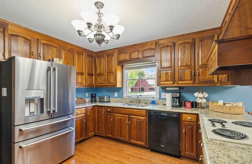 McMinn County House | Spacious 5-bedroom with relaxing sunroom!