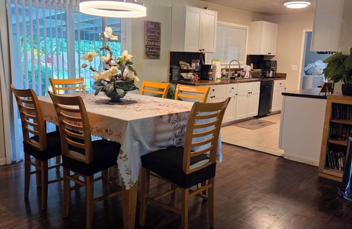 Enterprise House | Spacious 5-bedrooms house in fabulous Redding with Swimming pool n12 beds,3 bath
