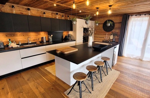 Les Gets Ski Chalet | Spacious 5* chalet with jacuzzi and sauna, pets allowed