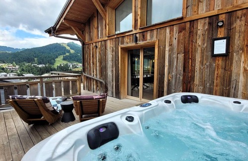 Les Gets Ski Chalet | Spacious 5* chalet with jacuzzi and sauna, pets allowed