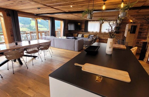 Les Gets Ski Chalet | Spacious 5* chalet with jacuzzi and sauna, pets allowed