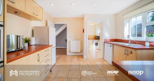 Peterborough Apartment | Spacious 5 Double Bedroom Family Home with 2 Bathrooms plus WC includes Driveway Parking and Extended Lounge and Dining Room plus Private Rear Garden in a Great Location