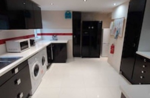 West Byfleet House | Spacious 5 Double Bedrooms Family Home With new Luxury Beds