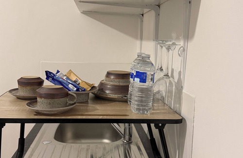 Northampton Apartment | Spacious 5-Ensuit bedroom apartment with WiFi, AC in charming Northampton