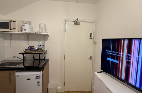 Northampton Apartment | Spacious 5-Ensuit bedroom apartment with WiFi, AC in charming Northampton