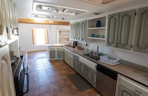 Morongo Valley House | Spacious 5300 SqFt-7 beds/5bath-Stargazing deck-SoakingTub-Hiking Trail-Gameroom