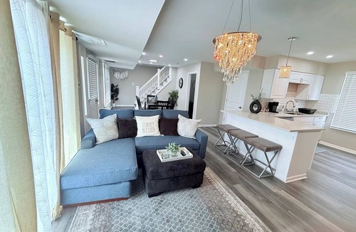 Franklin Park House | Spacious 5BD 2BA House/Melrose Park