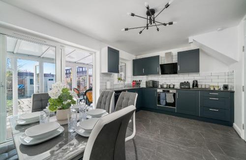 Havering House | Spacious 5Bedroom Home with Garden & Parking Sleeps 11 Near Elizabeth Line