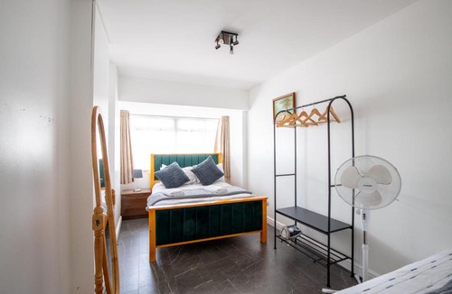 Havering House | Spacious 5Bedroom Home with Garden & Parking Sleeps 11 Near Elizabeth Line