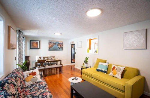 Medford Apartment | Spacious 5BR & 2BA House w Bathtub, Laundry, Kitchen near Stone Zoo 597