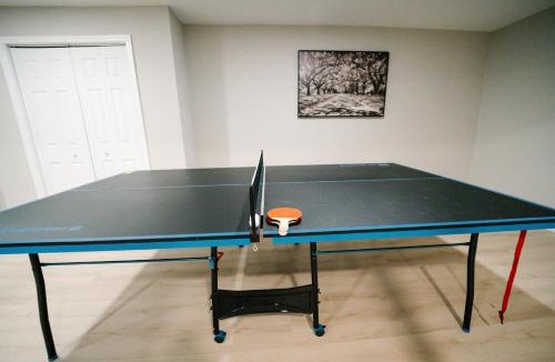 Hunter Mill Villa | Spacious 5BR 3BA Free Parking Minutes to DC with Pool