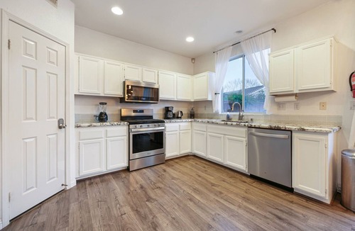 San Luis Rey House | Spacious 5BR, 4 Bath With Hot Tub & Pool Table Only 5 Mi to Beach