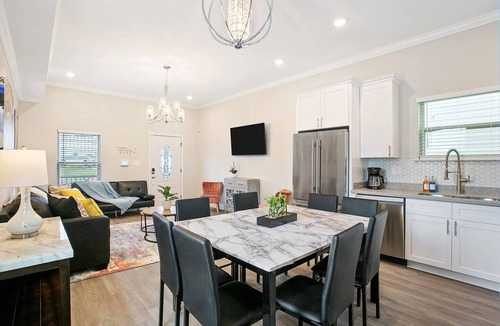 Tulane - Gravier House | Spacious 5BR/5BA w/Parking Near FQ & Superdome