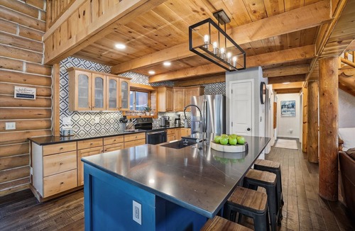 Breckenridge House | Spacious 5BR American Way Chalet in Breckenridge with mountain views!