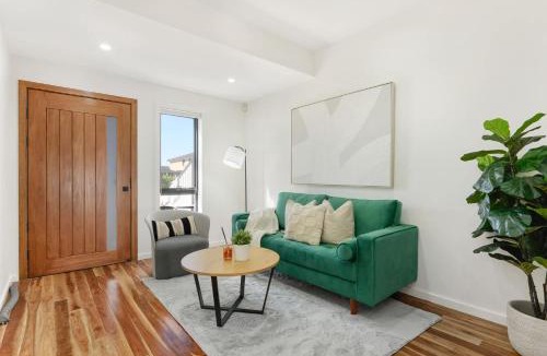 Canley Heights House | Spacious 5BR Duplex in Heart of Canley Heights